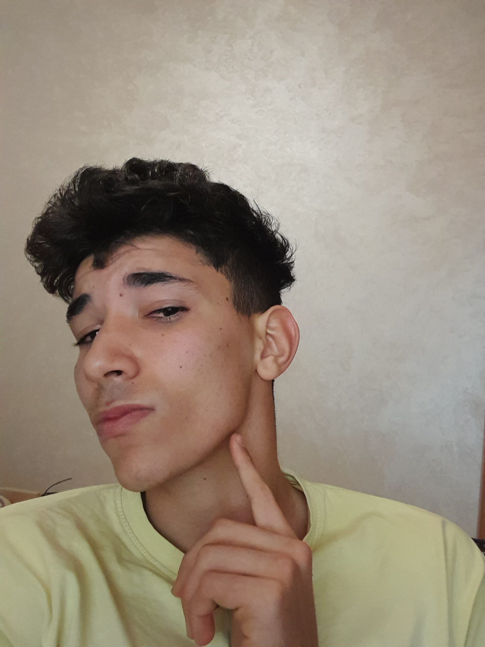 Chico haciendo mewing.